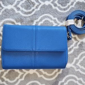 JEWEL BY THIRTY-ONE crossbody wallet. In faux leather pebble.